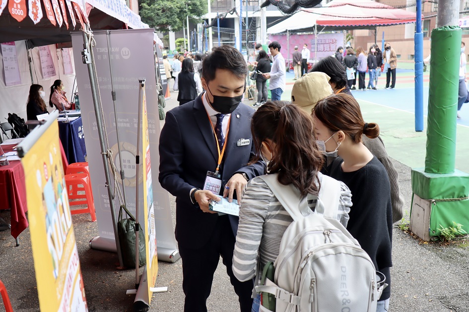 徵才廠商與學生。 圖：新北市就服處提供