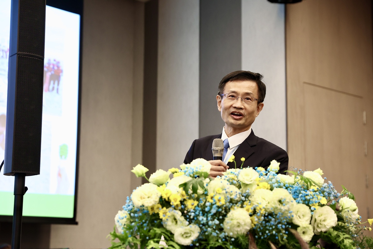 「億光電子」分享公司員工帶著全家大小一同參與淨灘。 圖：新北市環保局提供