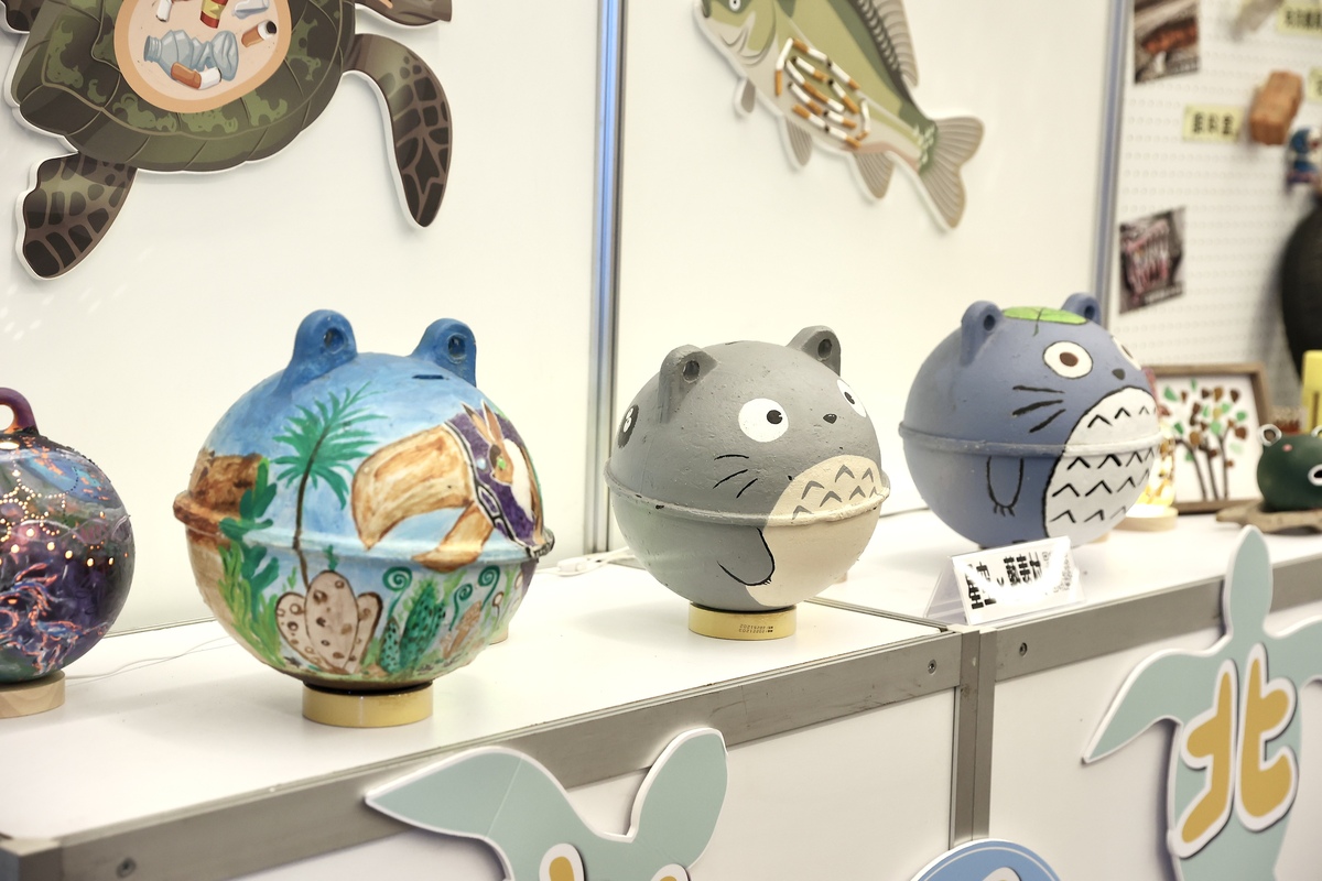 現場展示彩繪浮球。 圖：新北市環保局提供