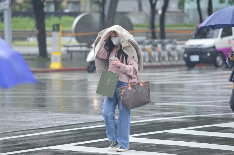 今(25)天晚上一直到明天(4/26)北部、東半部以及中南部山區有短暫陣雨，且溫度會下降到20度以下，提醒民眾外出要記得多帶雨具和添加外套。 圖／記者葉政勳攝