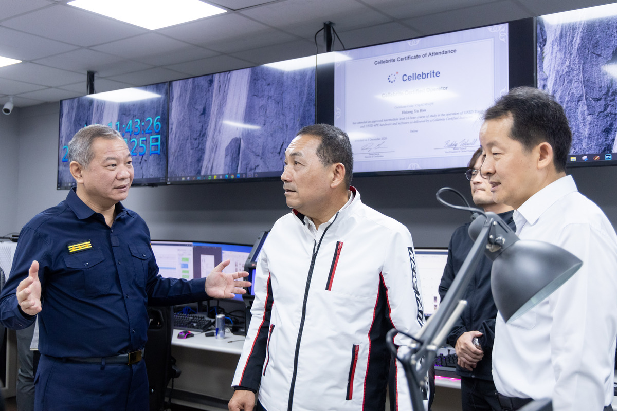 侯友宜關心辦案進度，期盼迅速壓制犯罪穩定治安。 圖：新北市新聞局提供
