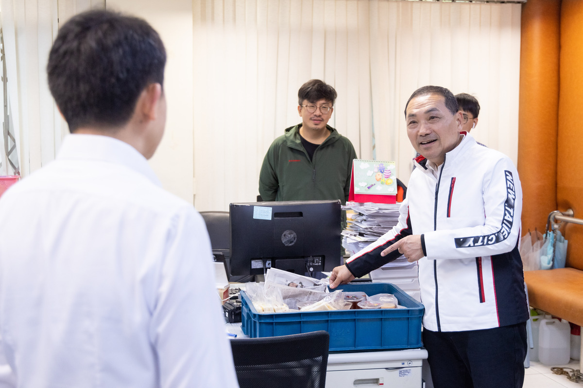 侯友宜關心基層同仁辦案狀況，全力打擊犯罪時也要照顧好身體。 圖：新北市新聞局提供