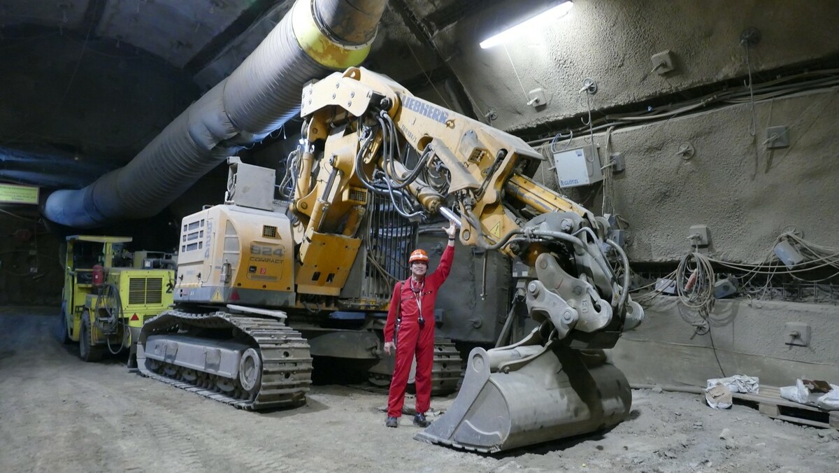 2017年參觀準備在2022年運轉的最終中、低階核廢料永久儲存場，在地底1,000公尺，地底迷宮般的通道，可以飆車，巨大的工事令人震撼。 圖：方儉提供