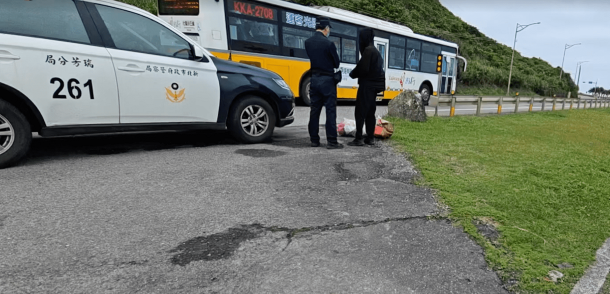 網友協助報案後，新北市瑞芳警方火速趕往現場，上前盤查「蒙面男子」。 圖：翻攝自Twitch/Jinnytty