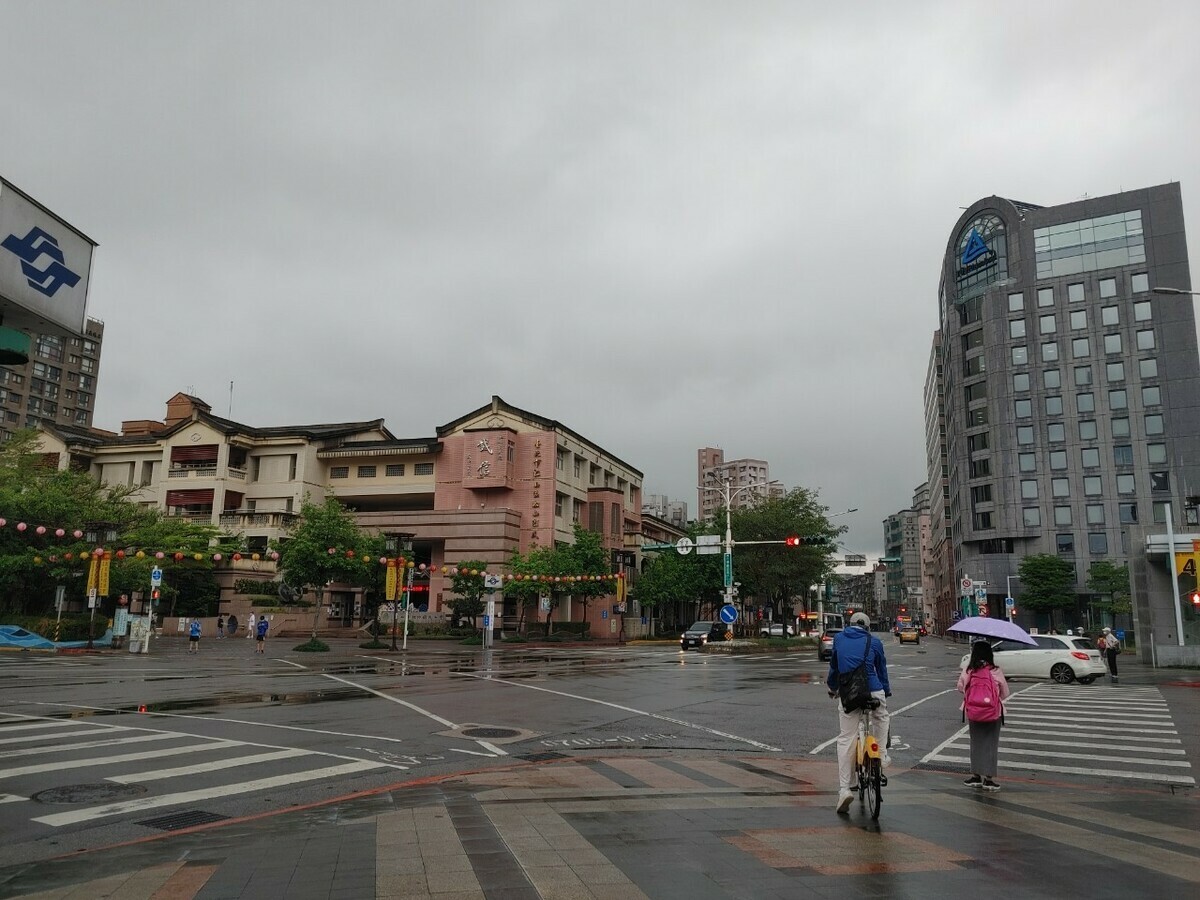 《道路交通管理處罰條例》共修正34條條文，未讓行人最高罰金從3600提高到6千元。 圖：林冠妤／攝（資料照）