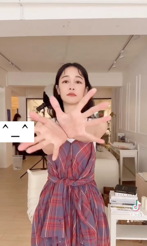 千千在IG上與粉絲分享自己跳「開花舞」的影片。 圖：翻攝自IG＠khshu_