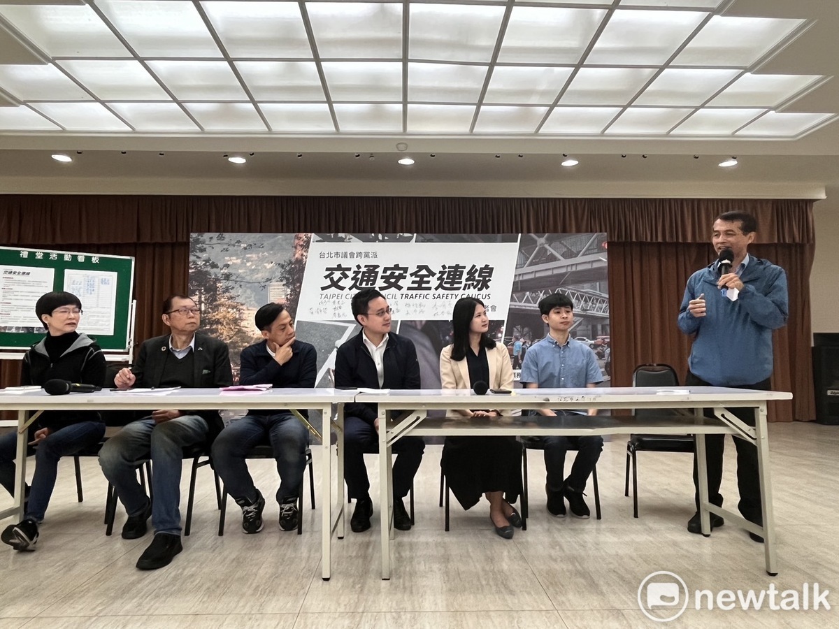 交通局長謝銘鴻（右1）。 圖：周煊惠 / 攝