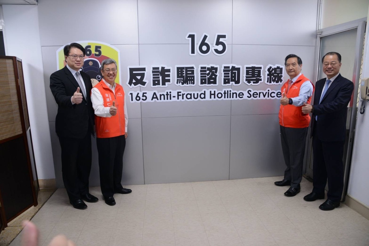 行政院長陳建仁、內政部長林右昌視察165反詐騙諮詢專線。 圖：內政部提供