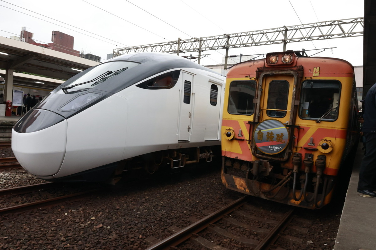 旅運超過40年的3款柴聯自強號列車，於今(26)日開行最後2列末班紀念列車，後續也將正式交棒給EMU3000型自強號。 圖：台鐵局／提供
