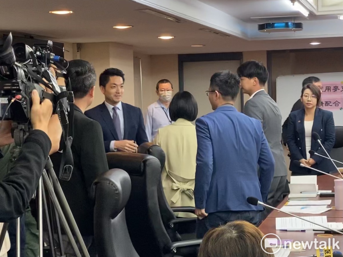 台北市長蔣萬安今拜會民眾黨議會黨團、新黨議員侯漢廷並說明市府重大議案及追加減預算案。 圖：周煊惠 / 攝