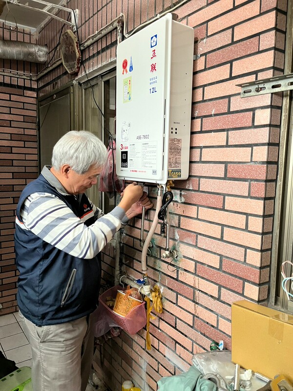 新北市將持續全方位維護市民居住安全，相關專案迄今已協助422名低收入戶排除住家一氧化碳中毒風險疑慮，也呼籲市民朋友們應自主檢視安裝環境並委請合格承裝業及技術士施工換裝，以守護自己及家人的生命財產安全。 圖：新北市消防局提供