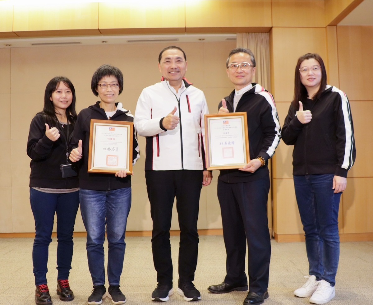 新北市政府在無障礙環境及建照與雜項執照考核方面，獲得中央肯定，榮獲特優雙料佳績，今日市政會議由工務局長祝惠美（左2）及副局長郭俊傑（右2）率領團隊同仁將優異成果獻給新北市長侯友宜（中）。 圖：新北市工務局提供