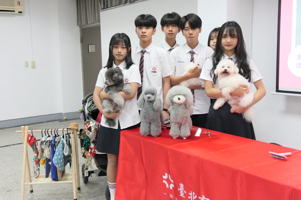 台北私立育達高中寵物造型設計實驗班課程不僅著重在實務技術，更結合市場行銷，未來學生可投身各式寵物業，如寵物美容師、寵物保姆、寵物週邊商品開發設計。 圖：吾限熊報社潘奕成攝