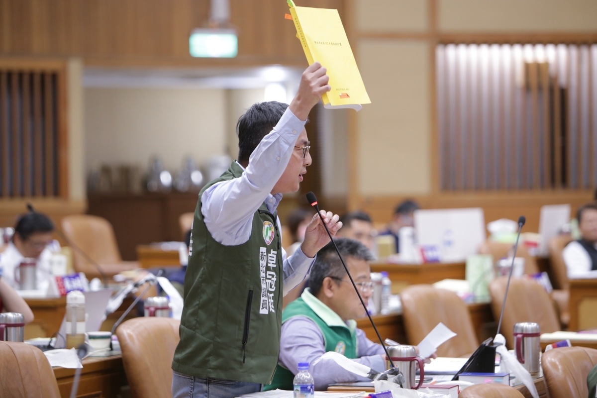 卓冠廷痛批侯友宜無心市政，施政綱要全靠抄。 圖：翻攝卓冠廷臉書