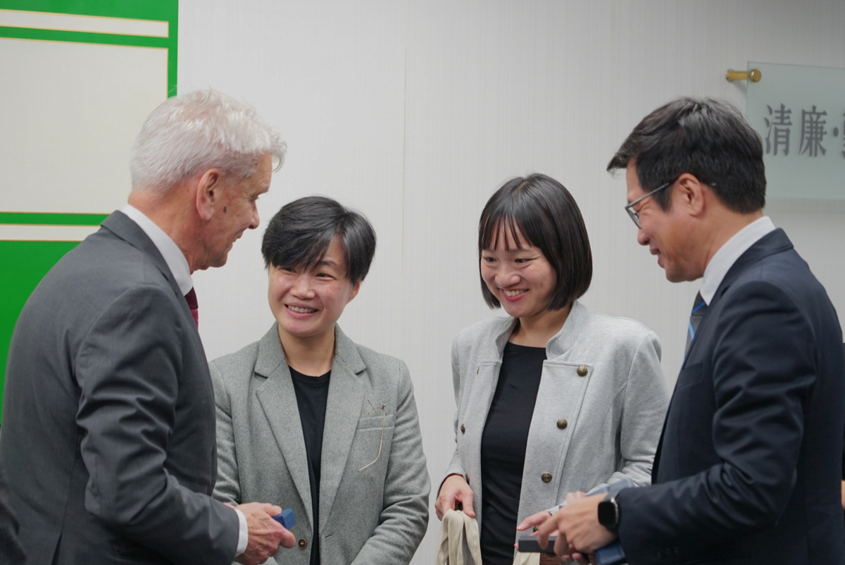 法國參議院副議長兼友台小組主席李察26日率跨黨派友台小組成員拜訪民進黨。副秘書長楊懿珊、政策執行會執行長／立法委員羅致政、黨發言人／國際部主任謝佩芬接待。 圖：民進黨提供