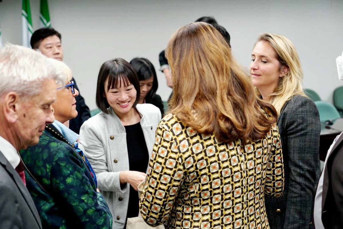 法國參議院副議長兼友台小組主席李察26日率跨黨派友台小組成員拜訪民進黨。黨發言人／國際部主任謝佩芬接待。 圖：民進黨提供