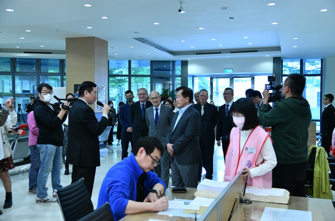 海基會董事長李大維等人參觀聯合服務中心，了解兩岸文書驗證的運作現況。 圖：海基會提供