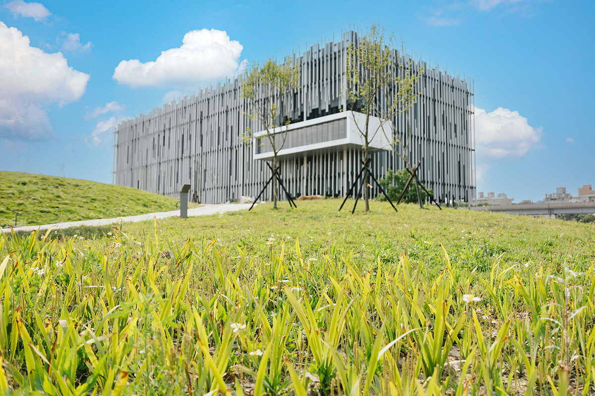 新北市美術館戶外園區開放進入第三週太陽餐桌主題活動，邀請民眾一起參與野餐。 圖：新北市文化局提供