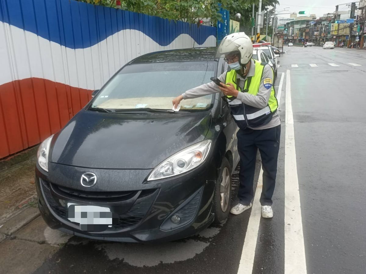路邊管理員開單。 圖：新北市交通局提供