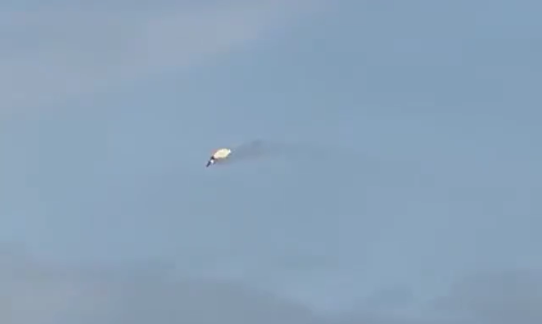 在空中飛行的米格-31 尾部著火，一會後便不受控制，飛行軌跡變為混亂，最後往下墜落。 圖：翻攝自 Мисливець за зорями 推特