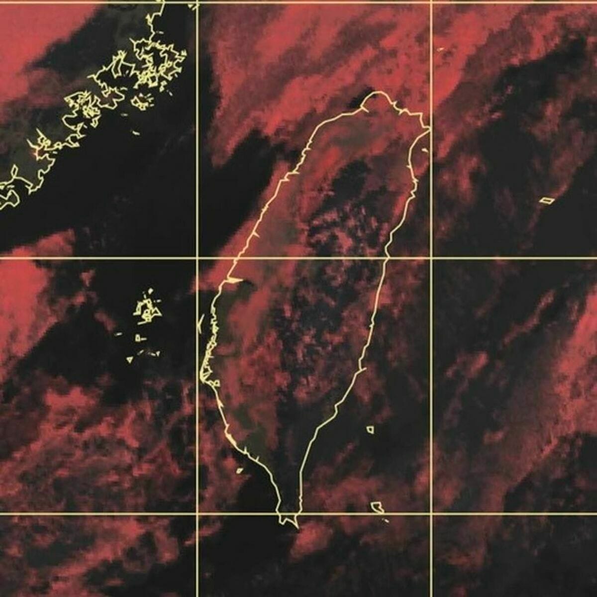 中央氣象局長鄭明典就貼出夜間模式雲圖表示，多數地方今天白天將可見陽光。 圖：取自鄭明典臉書