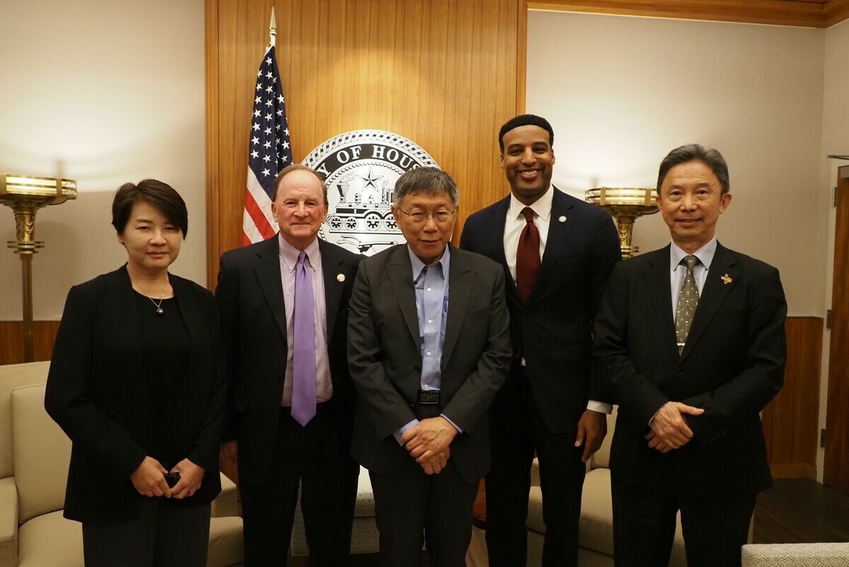 民眾黨主席柯文哲訪團於美國時間4月26日訪休士頓，與議員Edward Pollard（右2）、副市長Dave Martin（左2）合影。 圖：民眾黨 / 提供