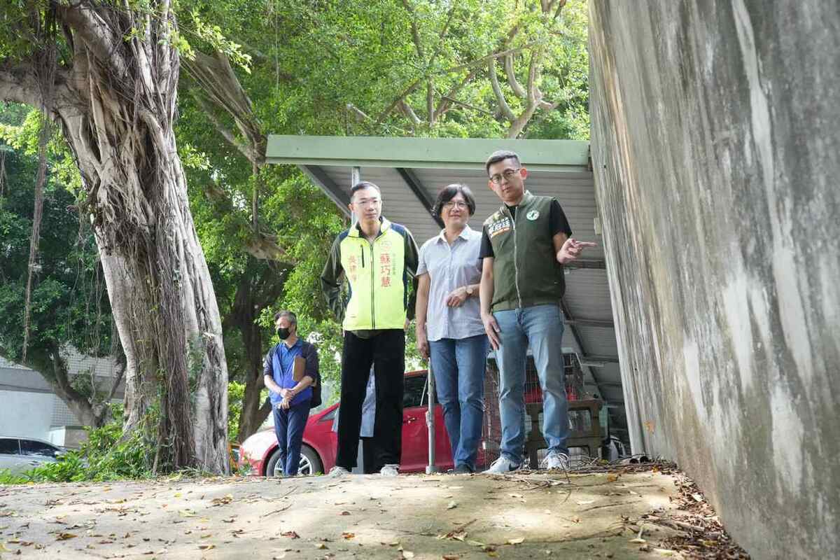 鶯歌國中圍牆嚴重傾斜，卓冠廷與立委蘇巧慧服務處近日召集新北教育局等相關單位現場會勘。 圖：卓冠廷辦公室提供