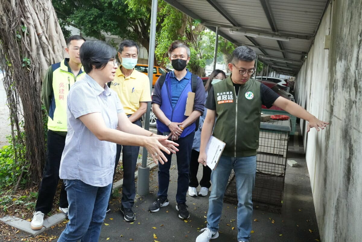 鶯歌國中圍牆嚴重傾斜，卓冠廷與立委蘇巧慧服務處近日召集新北教育局等相關單位現場會勘。 圖：卓冠廷辦公室提供