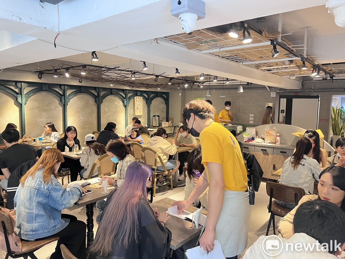HUN混慶九週年現場湧入粉絲用餐搶拿聯名商品。 唐復年/攝