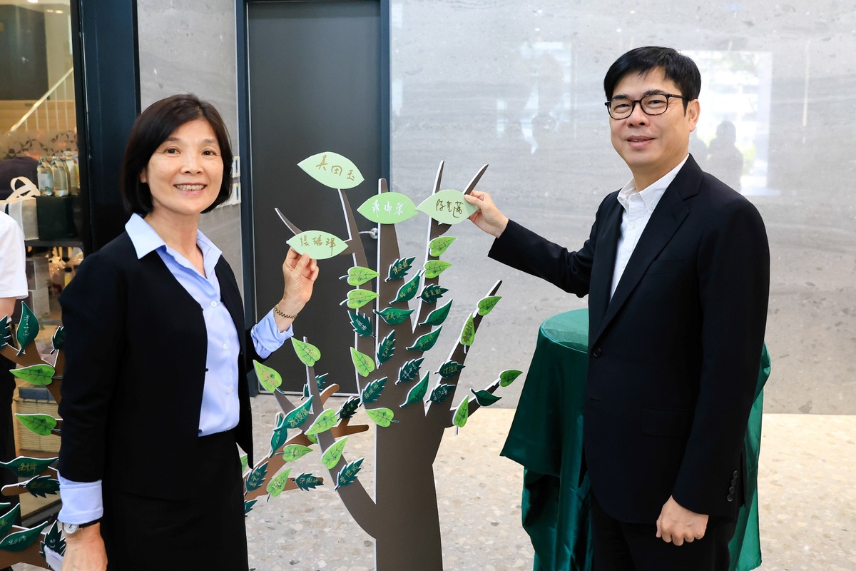 陳其邁(右)請環保局長張瑞琿(左)回應拆除租售廣告的緣由。 圖：高雄市政府/提供（資料照）