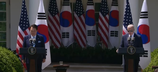美國總統拜登(右)與韓國總統尹錫悅在白宮舉行聯合記者會。 圖 : 翻攝自白宮官網影片