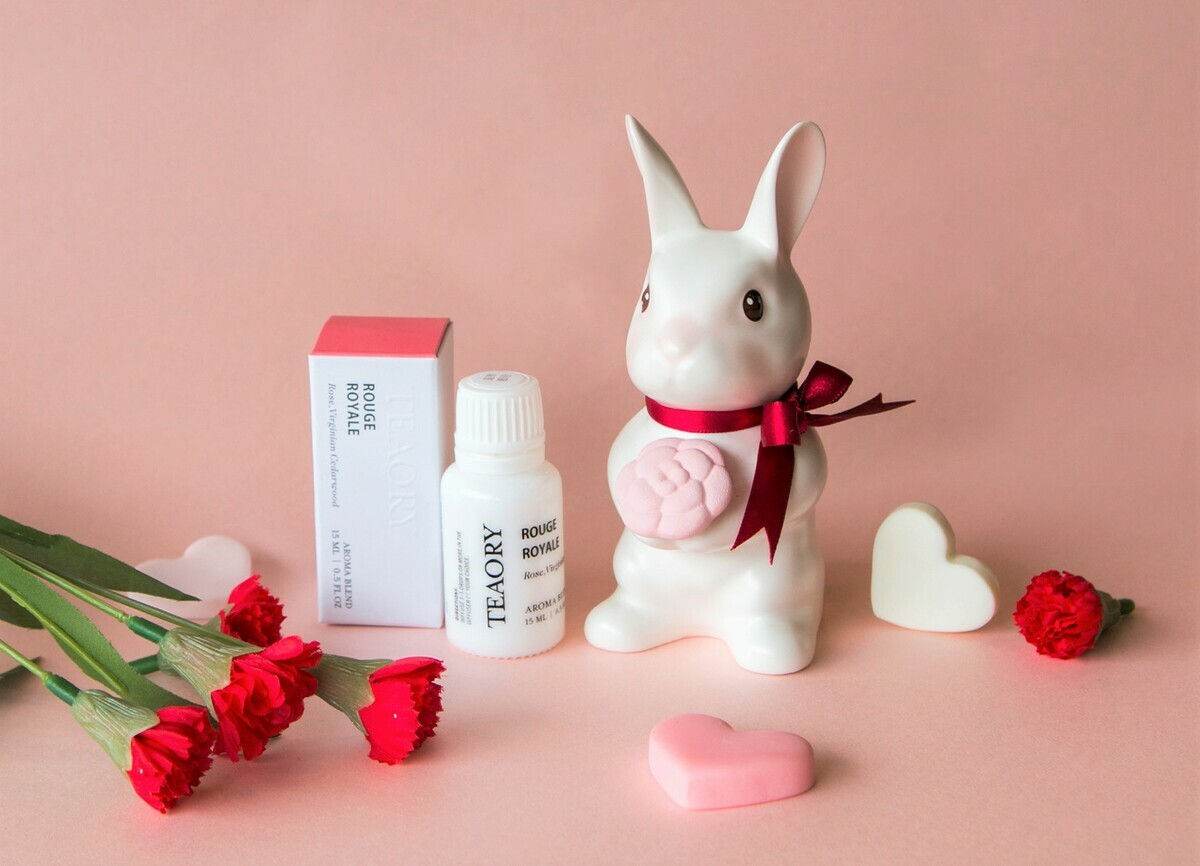 《邦尼先生 Mr. Bunny》雙手捧著綻放的小茶花，表達愛與關懷，是送給媽媽最美好的祝福，搭配「皇家胭脂」複方精華，傳達愉悅香氣及療癒心情。 圖：鶯歌陶瓷博物館提供