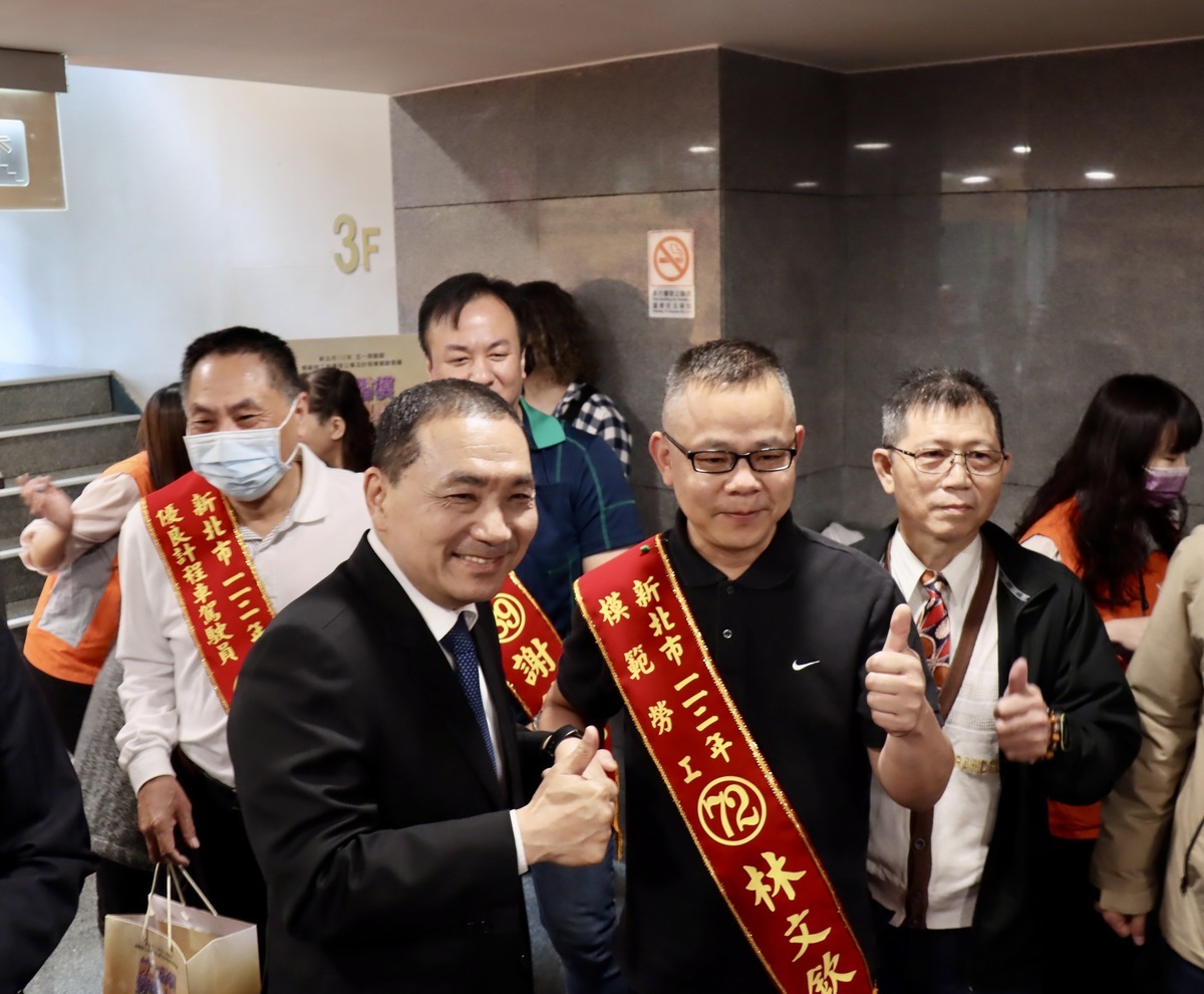 侯友宜特地於質詢前出席與獲獎勞工合影。 圖：新北市勞工局提供