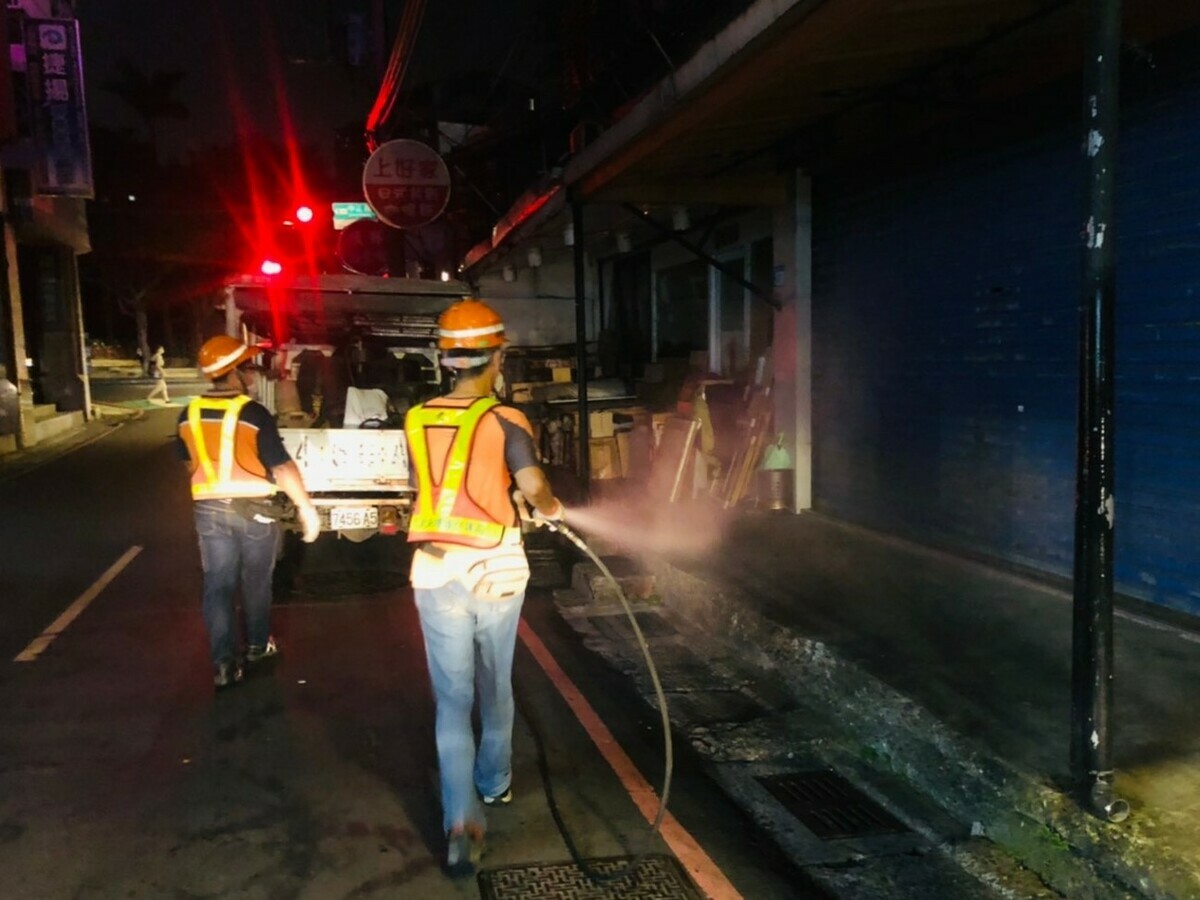 疫情期間清潔隊員夜間進行公共環境消毒作業。 圖：新北市環保局提供