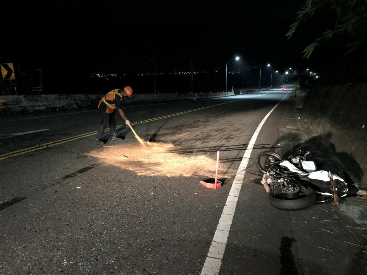 清潔隊員夜間緊急執行道路油漬清掃。 圖：新北市環保局提供