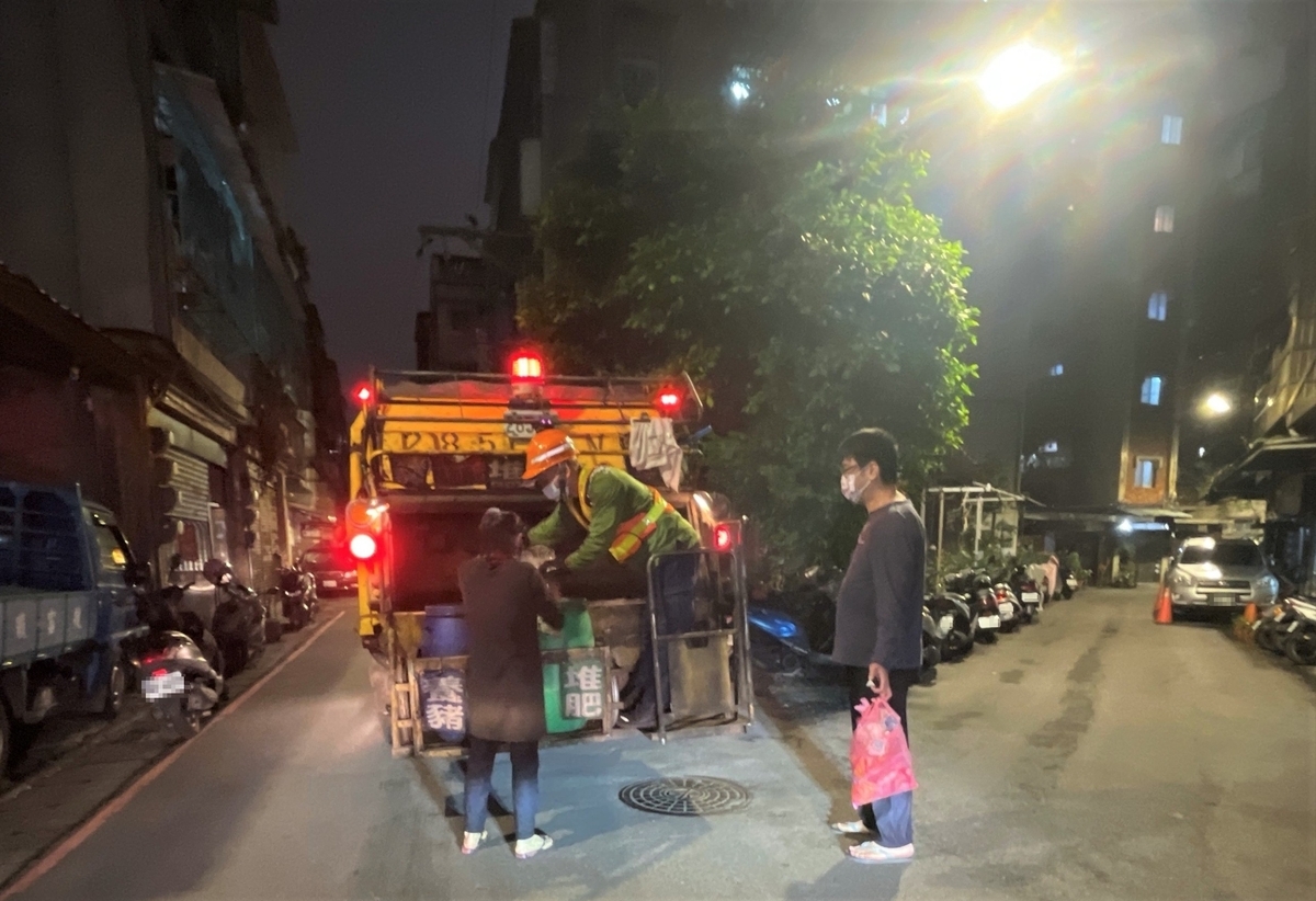 清潔隊員執行夜間垃圾收運工作。 圖：新北市環保局提供