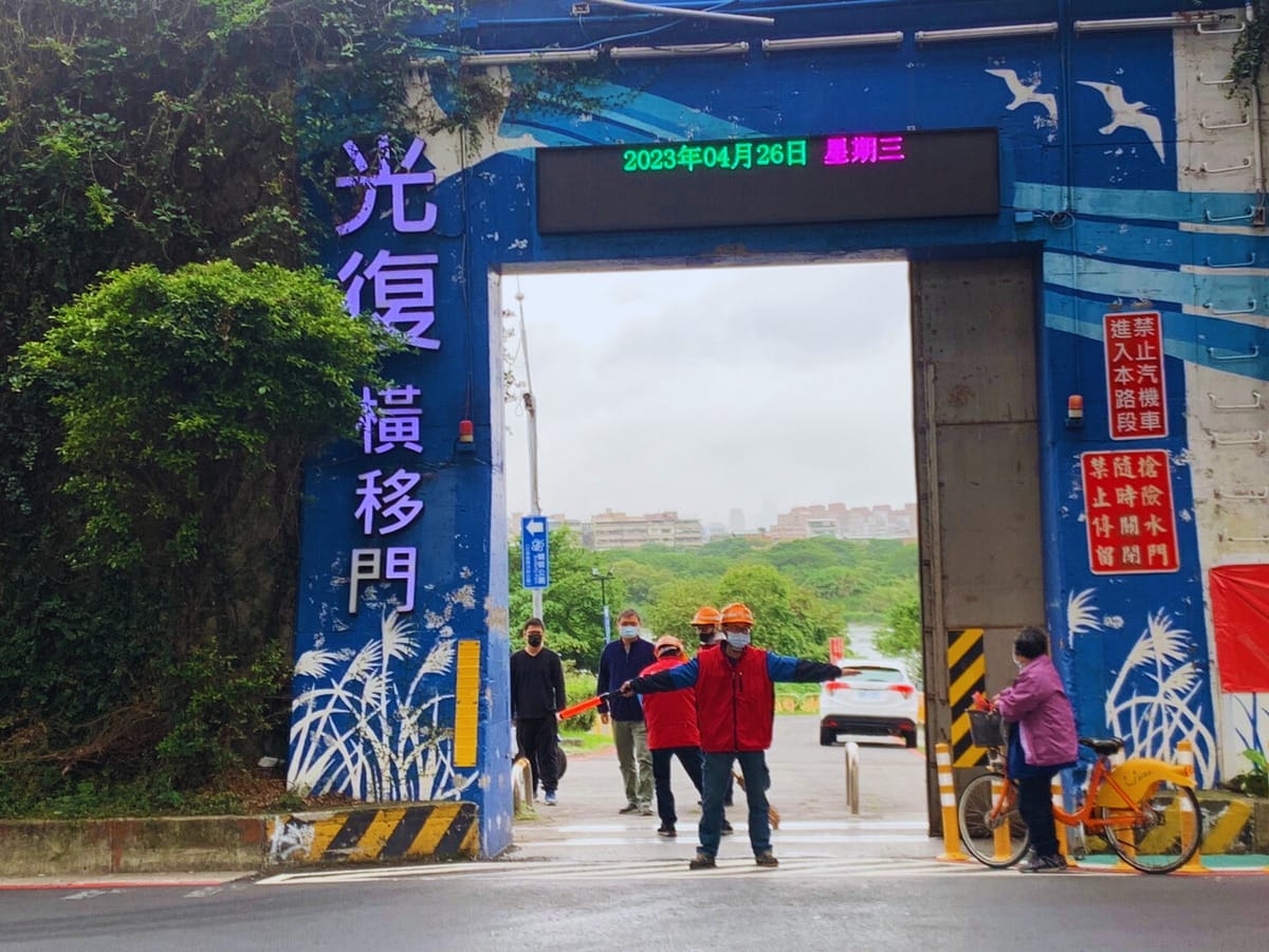 演習中模擬豪大雨來襲，新店溪水位上漲，將關閉橫移門，疏散人群儘速離開高灘地。 圖：新北市水利局/提供