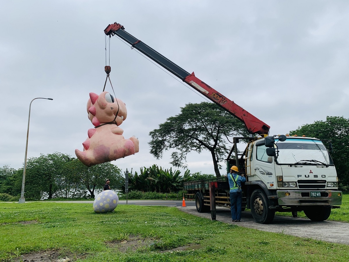 演習中模擬豪大雨來襲，恐龍公園公仔預先撤離，避免阻擋水流。 圖：新北市水利局/提供