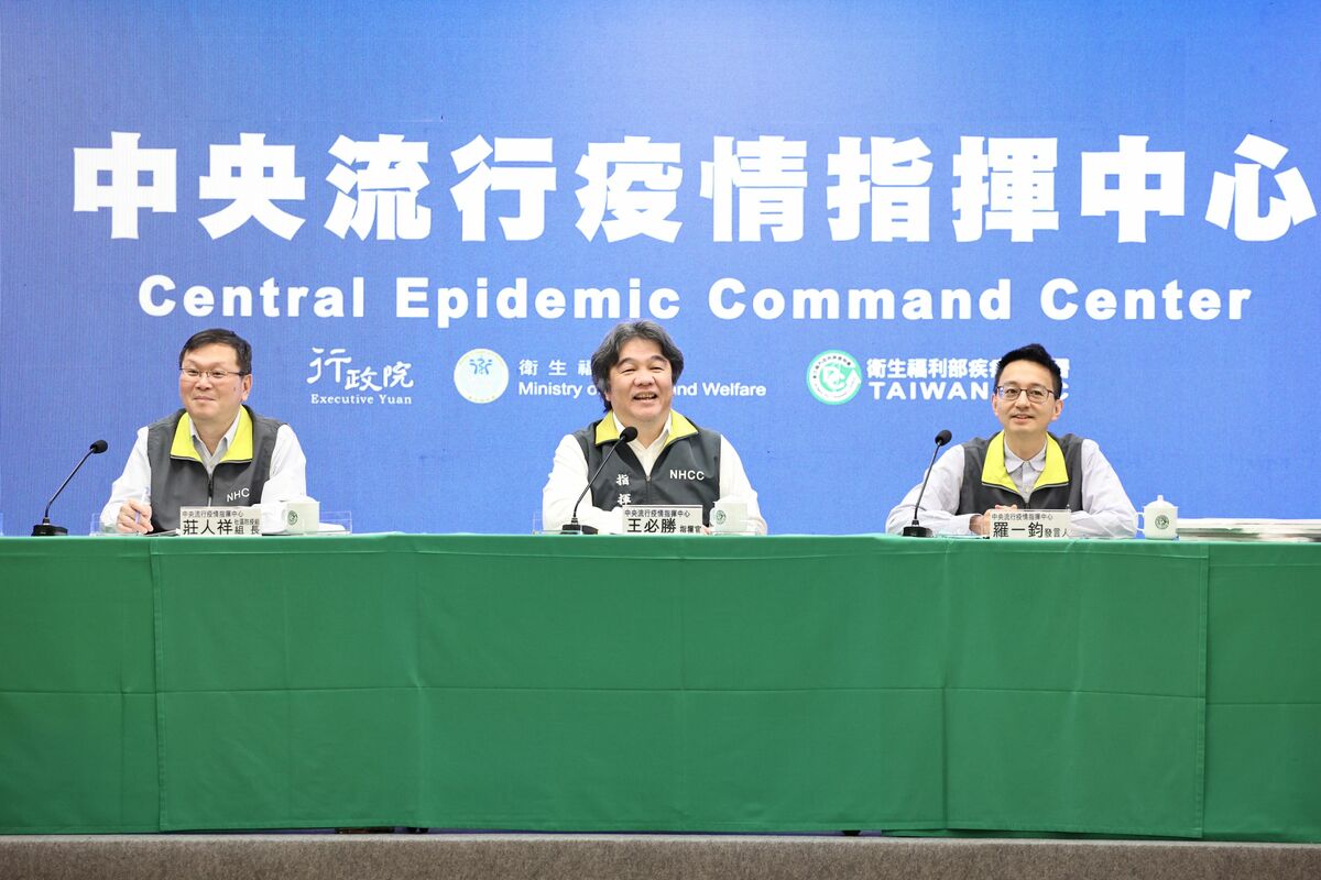 在終場記者會上，指揮官王必勝、發言人羅一鈞、疾管署長莊人祥不禁露出難得一見的笑容。 圖：中央流行疫情指揮中心/提供