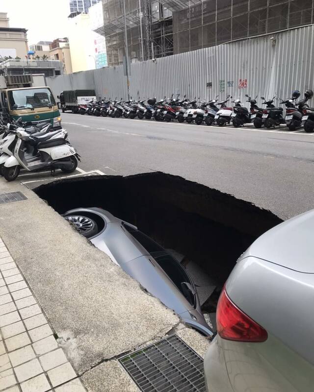 竹北市莊敬六街發生道路坍塌，造成一輛自小客車落入坑中。 圖：翻攝網路照片