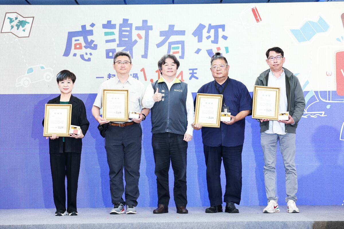 指揮中心今頒發感謝狀予協助記者會的手語翻譯員、即時字幕團隊、中華民國新聞SNG製播聯誼會。 圖：中央流行疫情指揮中心/提供