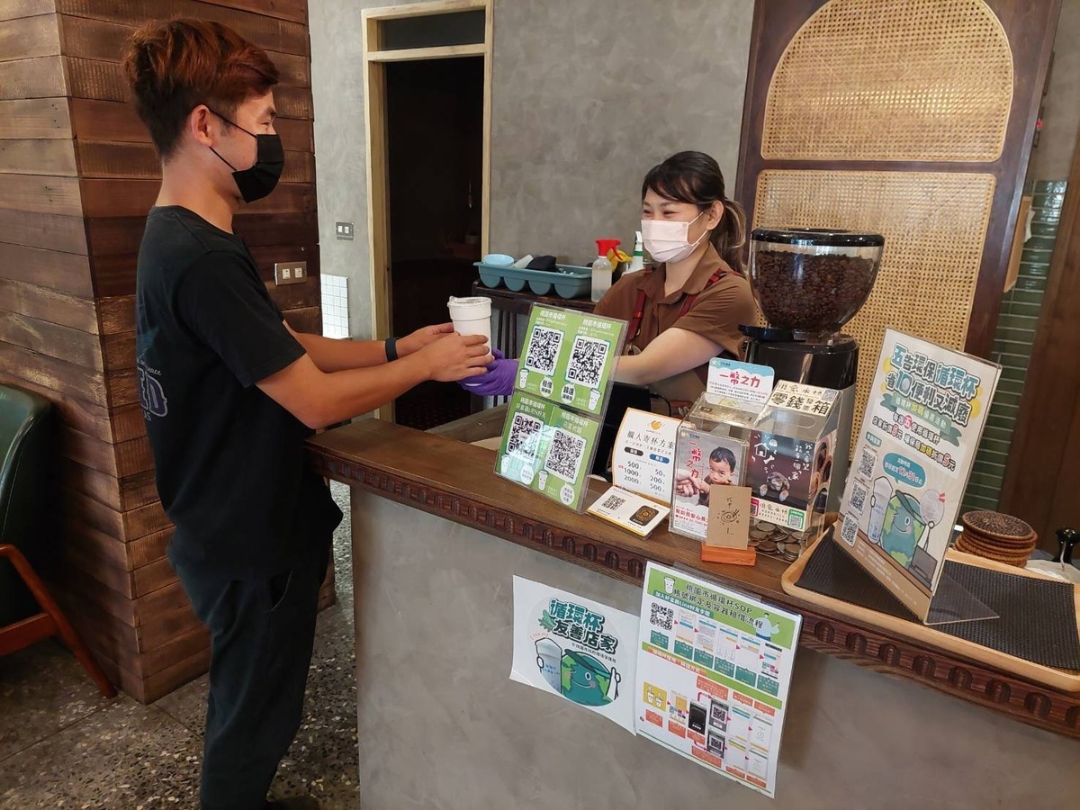 環保署表示，消費者飲料杯自備率，由過去6%提升至16%，成長2.6倍。 圖：桃園市政府環保局/提供