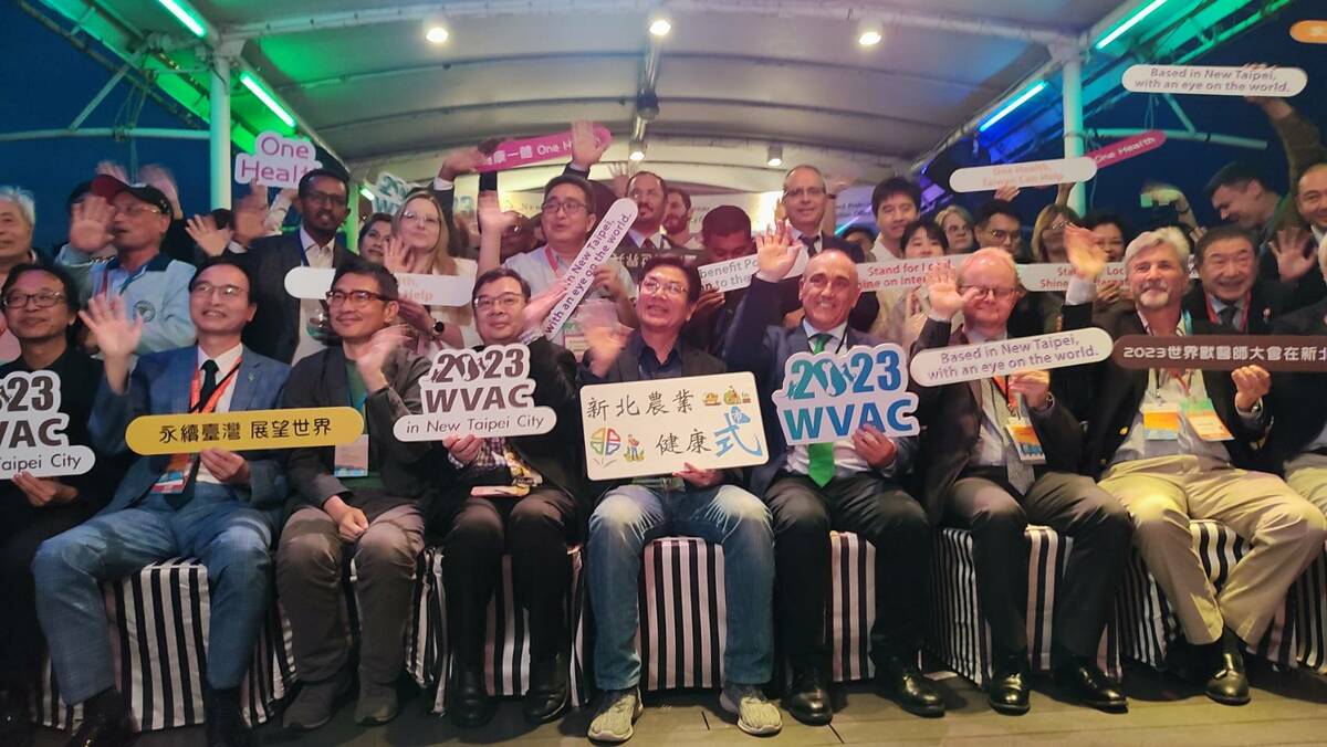 劉和然與各國外賓合照留影。 圖：新北市動保處提供
