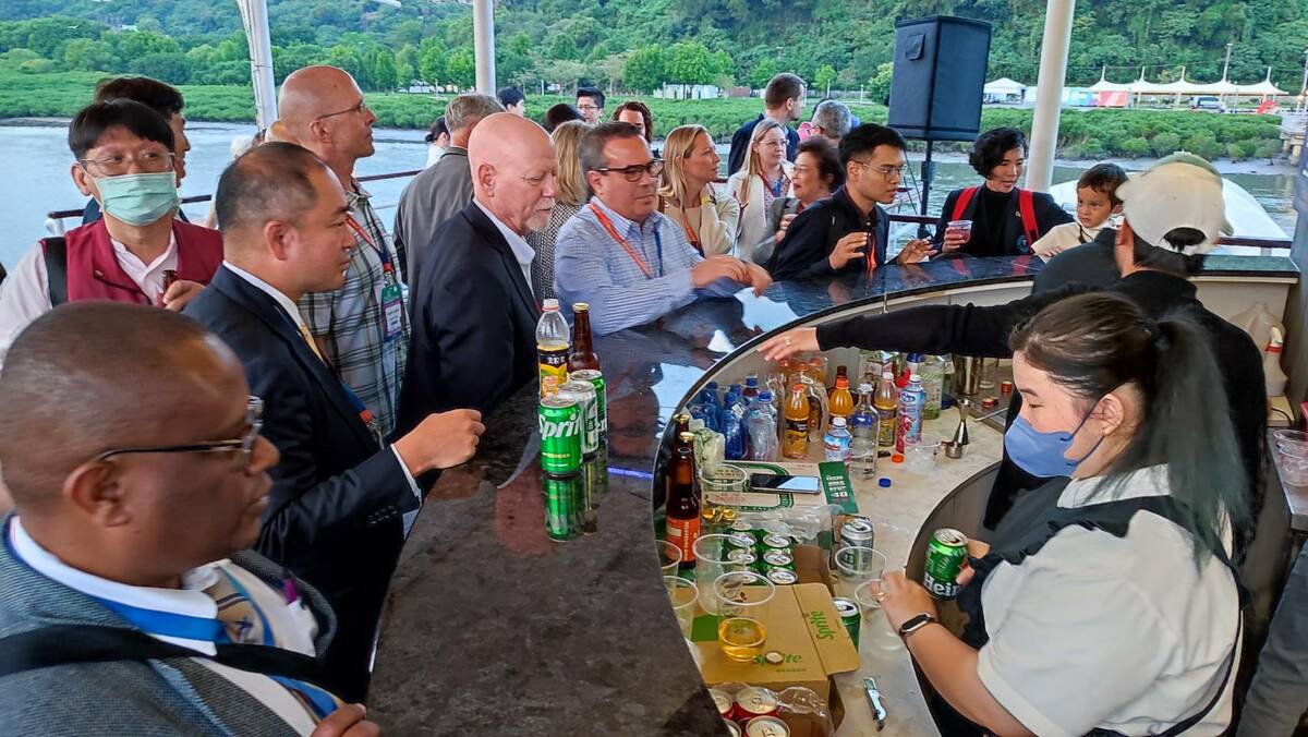 新北市邀請來自世界各國的獸醫師們，搭乘渡輪行駛於淡水藍色公路，盡地主之誼進行國際交流。 圖：新北市動保處提供
