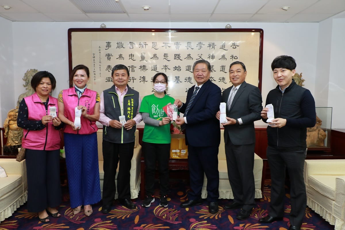 新北市議長蔣根煌捐贈發票予創世基金會。  圖：蔣根煌服務處提供