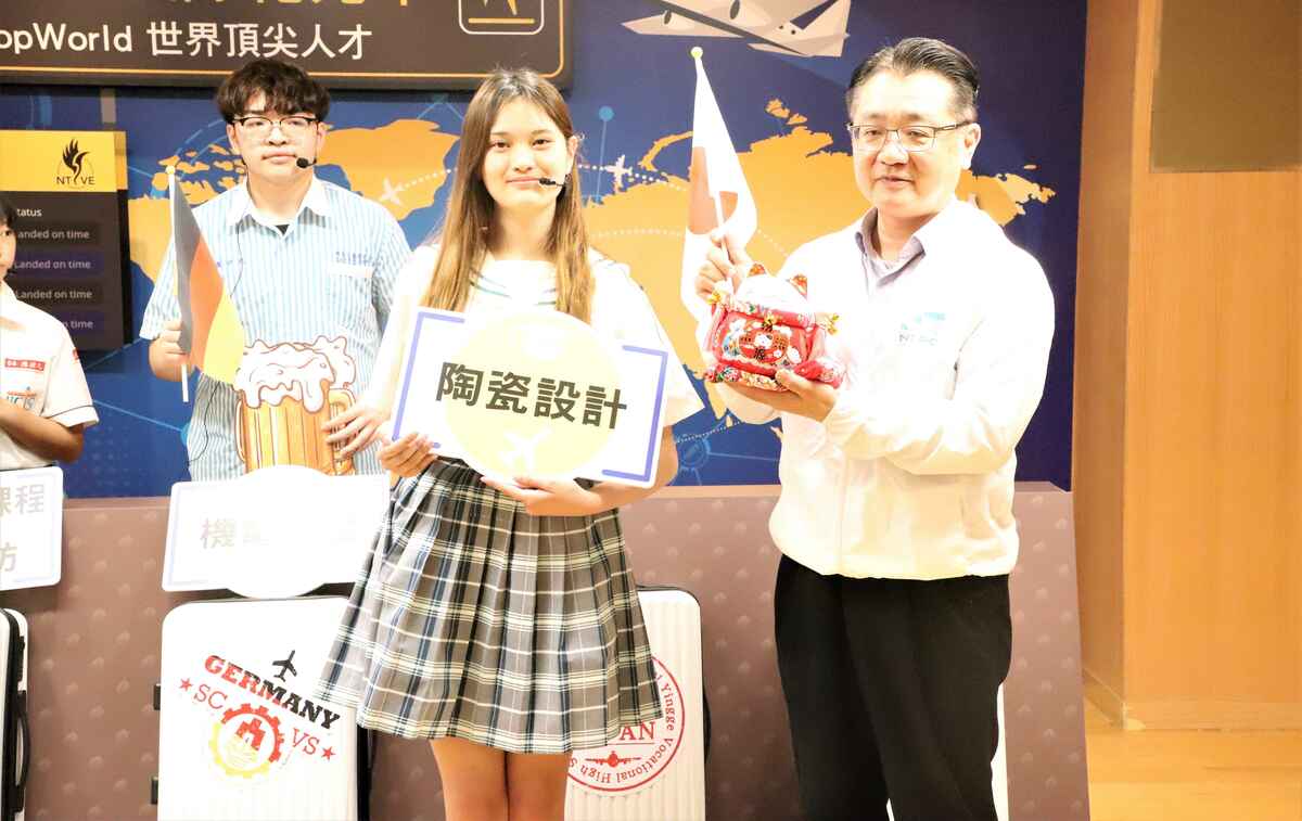 開箱日本路線，鶯歌工商陳婉芸（左）、教育局副局長劉明超（右）。 圖：新北市教育局提供
