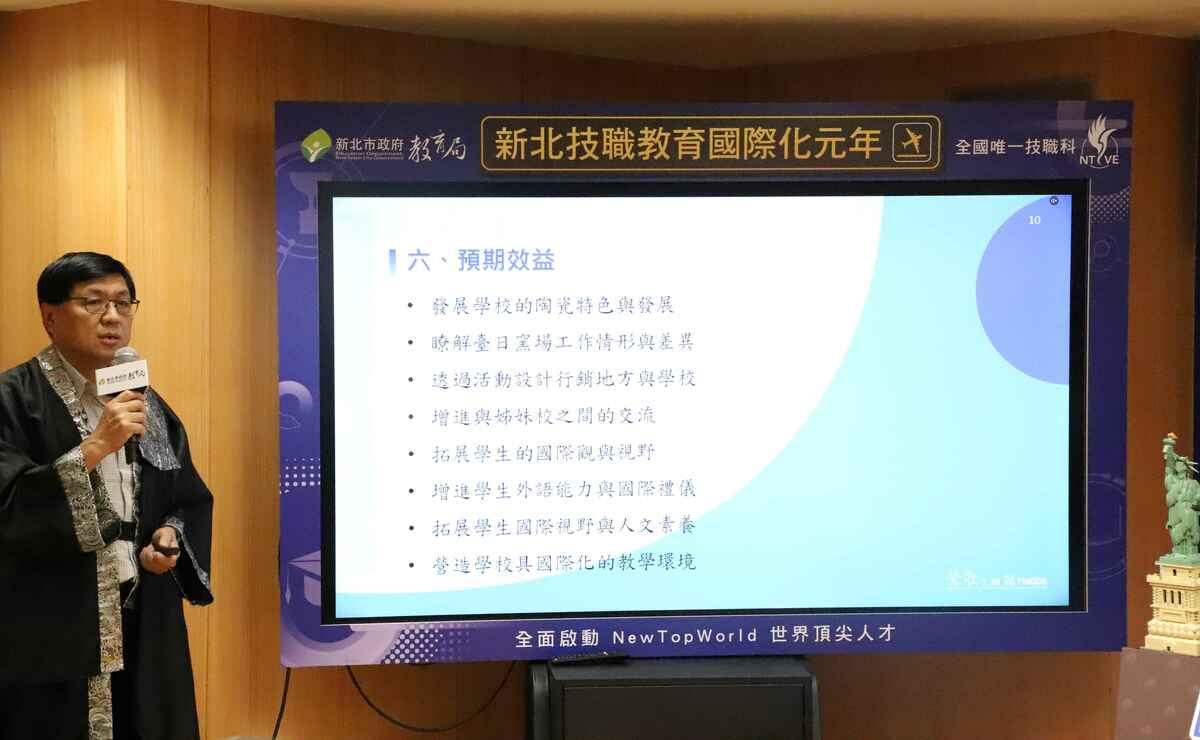鶯歌工商老師廖昱誠介紹日本航線特色。 圖：新北市教育局提供