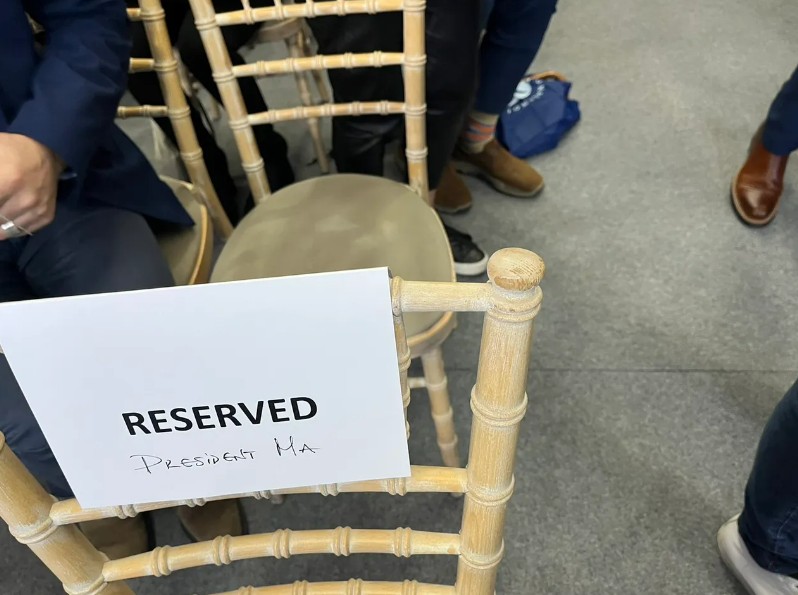 馬英九的保留座椅上，工作人員已緊急用手寫加上「President Ma」。 圖：馬英九辦公室提供