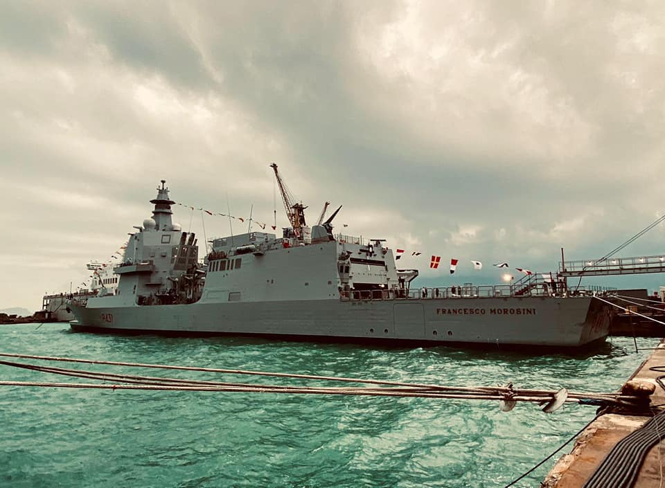 義大利海軍巡邏艦「莫羅斯尼號」可以執行軍事與非軍事任務，包括巡邏、後勤、運輸與水面作戰，很受到東南亞國家關注。 圖：翻攝自義大利海軍臉書