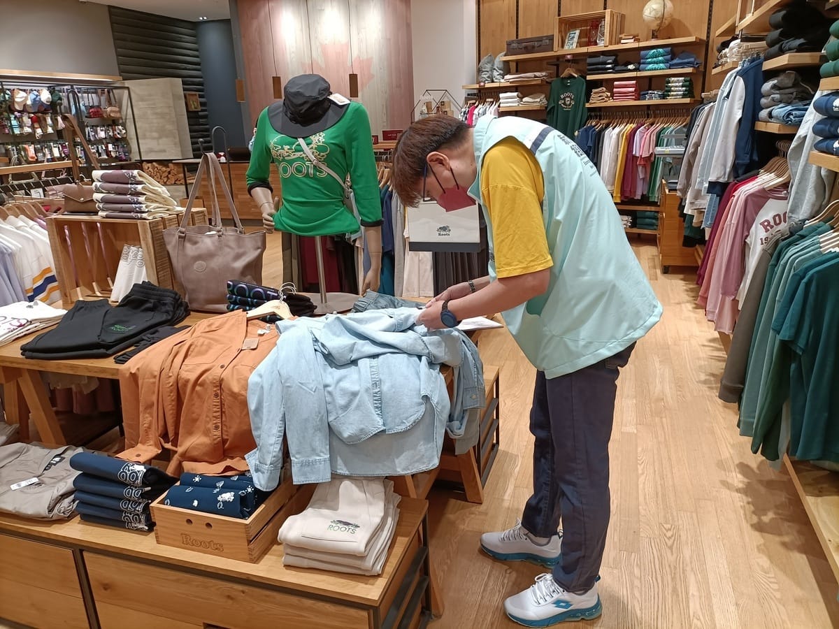 經發局持續針對市售商品辦理專案抽查，保障消費者的消費權益。 圖：新北市經發局提供